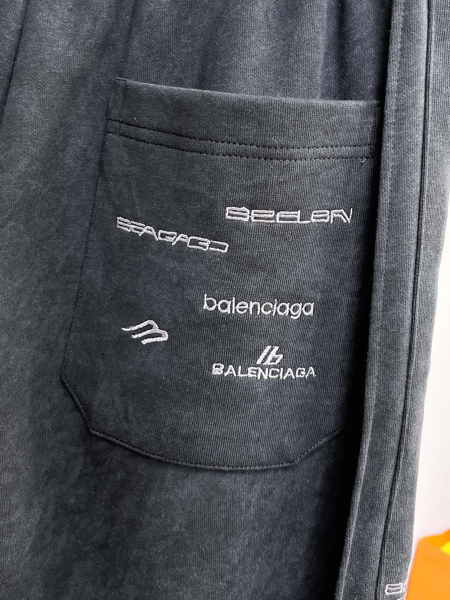Balenciaga 🆕2026 Autumn and Winter New Arrival Casual Pants! The official website will be released simultaneously. Brand Classic LOGO casual pants, customized fabrics, excellent comfort and strong touch. Highly recognisable, perfect appearance and craftsmanship. Size:M-3XL